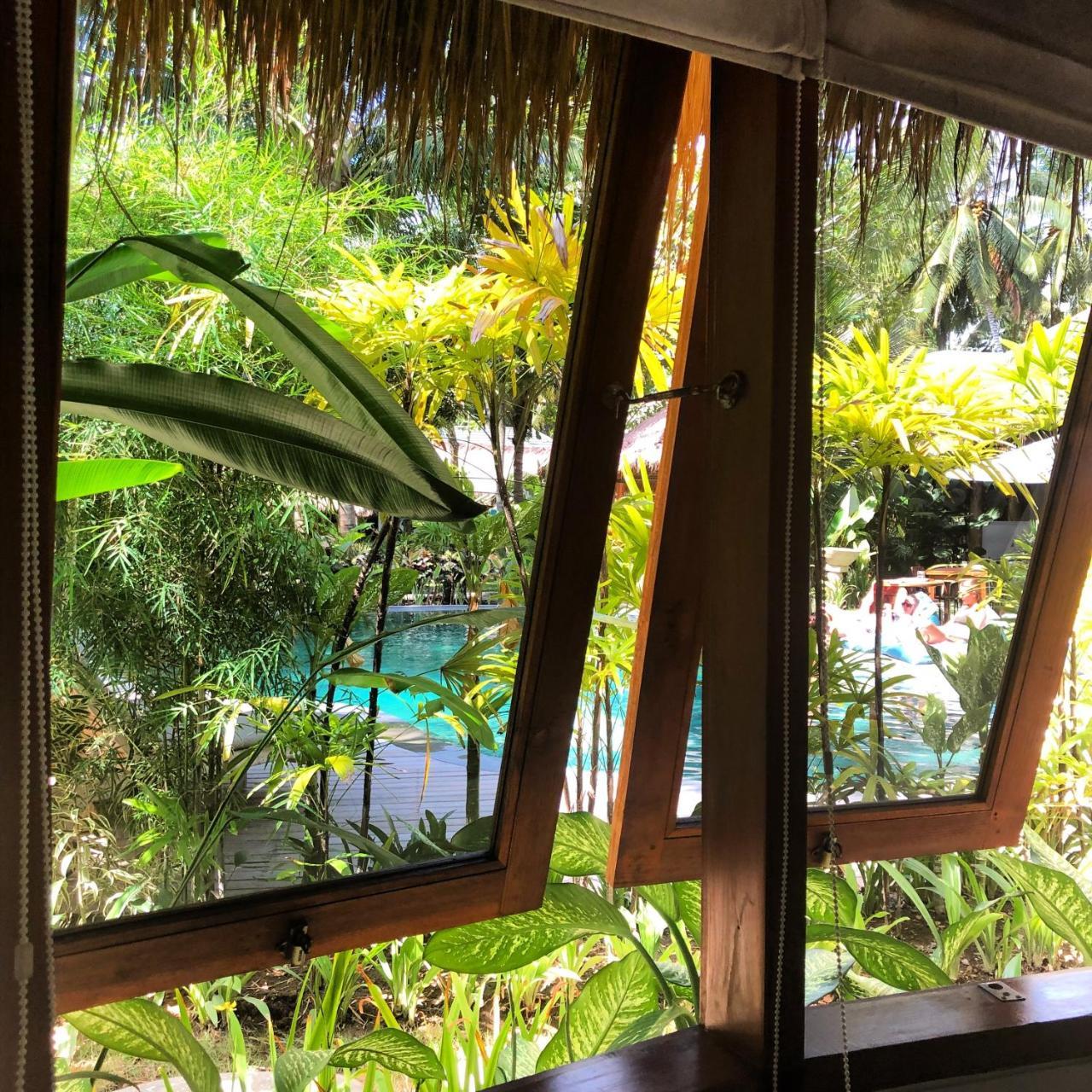 Готель Mana Eco Retreat Kuta  Екстер'єр фото